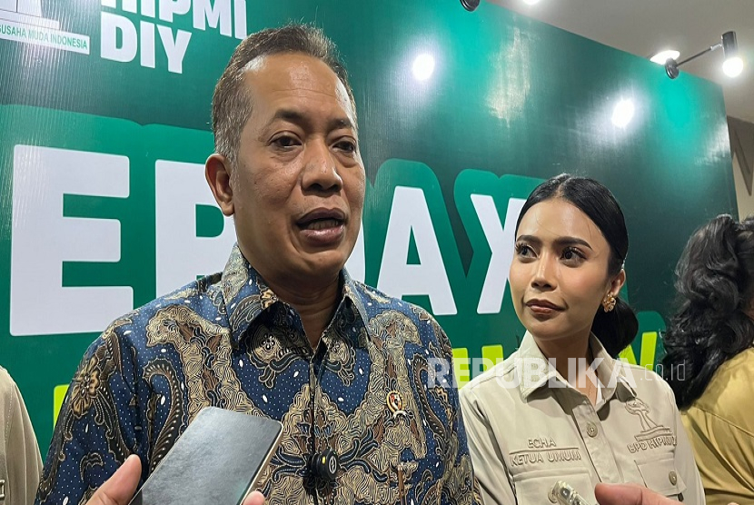 Menteri Koperasi dan UKM Ferry Juliantono menyampaikan soal program gentengisasi yang dicanangkan Presiden Prabowo Subianto.