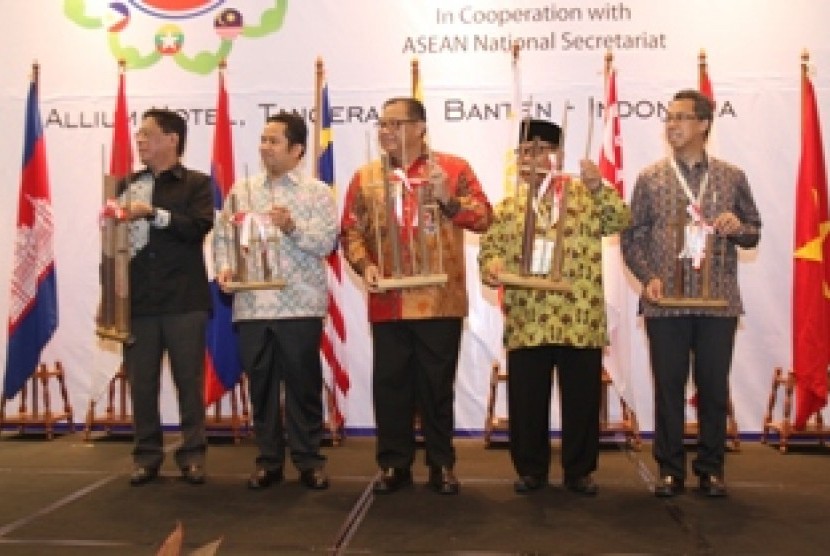 Menteri Koperasi dan UKM Puspa Yoga (Tengah) bersama dengan Wali Kota Tangerang Arief Wismansyah (sebelah kiri Menkop) dan Ketua Umum DPP LDII Abdullah Syam (Kanan Menkop) memainkan angklung sebagai tanda dibukanya seminar dan pameran UKM se ASEAN