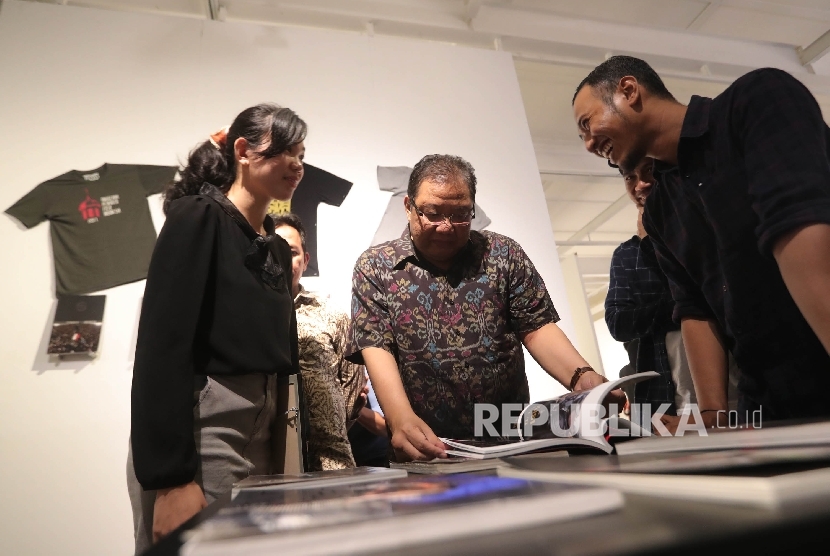 Menteri Koperasi dan UKM Puspayoga (tengah) menyaksikan karya terbaik dalam pameran Pewarta Foto Indonesia 2017 seusai malam penganugerahan Pewarta Foto Indonesia 2017 di Museum Galeria Fatahillah, Jakarta, Jumat (21/4). 