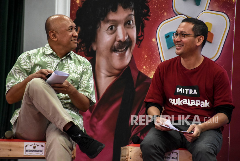 Menteri Koperasi dan UKM RI Teten Masduki (kiri) berbincang dengan CEO Bukalapak Rachmat Kaimuddin (kanan) pada Peluncuran Produk Virtual Terbaru Mitra Bukalapak di Gedung Sate, Kota Bandung, Ahad (8/3).