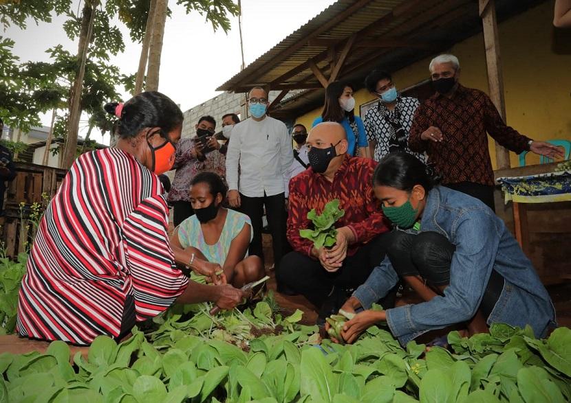 Menteri Koperasi dan UKM, Teten Masduki, bertemu dengan 30 perwakilan dari sekitar 10.000 anggota Koperasi Tana Oba Lais Manekat atau TLM (Melayani dengan Sepenuh Hati) Indonesia di Sukamana, Kupang, Nusa Tenggara Timur (NNT), Jumat (23/10).