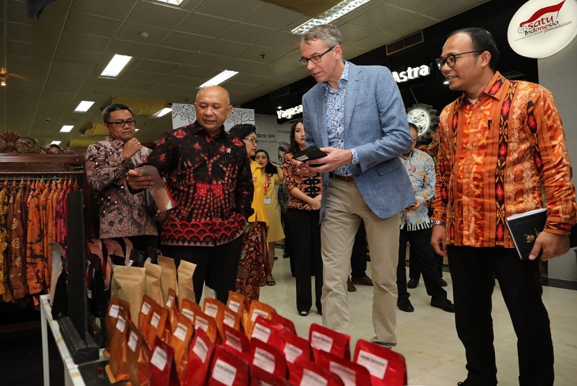 Menteri Koperasi dan UKM Teten Masduki di Jakarta melakukan pertemuan bilateral dengan delegasi pemerintah Kerajaan Belanda yang dipimpin oleh Wakil Menteri Pertanian, Alam dan Kualitas Pangan Kerajaan Belanda Jan-Kees Goet.
