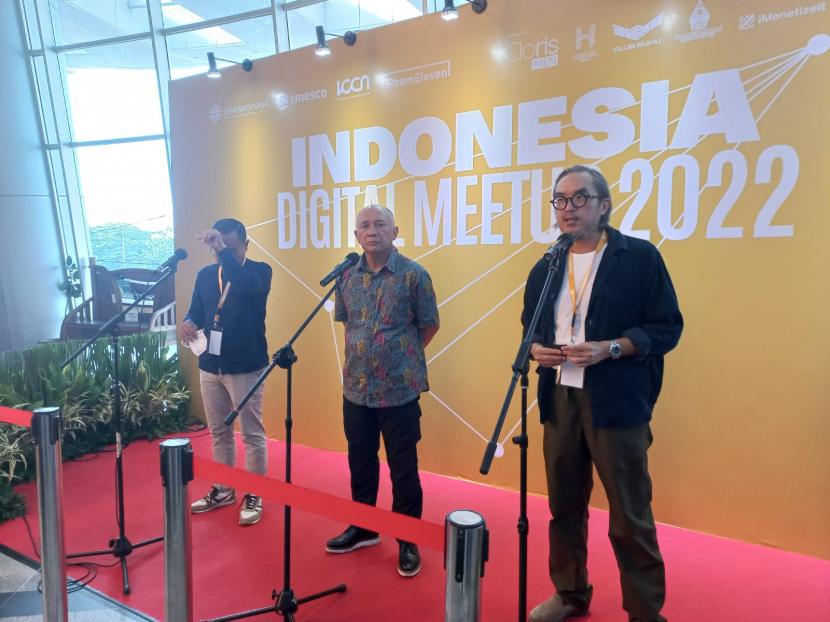 Menteri Koperasi dan UKM Teten Masduki didampingi Direktur Utama Smesco Indonesia Leonard Theosabrata menjawab pertanyaan wartawan usai membuka Indonesia Digital Meetup 2022, Kamis (1/9).