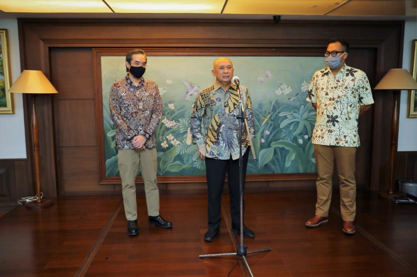 Menteri Koperasi dan UKM Teten Masduki gelar konferensi pers terkait kerja sama tingkatkan UMKM dengan Facebook, di Jakarta, Rabu (29/7).