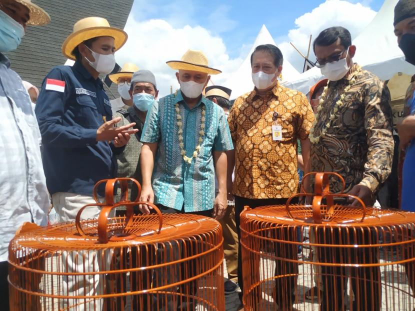 Menteri Koperasi dan UKM, Teten Masduki, melihat kerajinan sangkar burung dalam kegiatan Selaawi Bamboo Festival 2021 di Kecamatan Selaawi, Kabupaten Garut, Sabtu (18/12). 