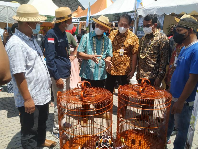 Menteri Koperasi dan UKM, Teten Masduki, melihat kerajinan sangkar burung dalam kegiatan Selaawi Bamboo Festival 2021 di Kecamatan Selaawi, Kabupaten Garut, Sabtu (18/12). 