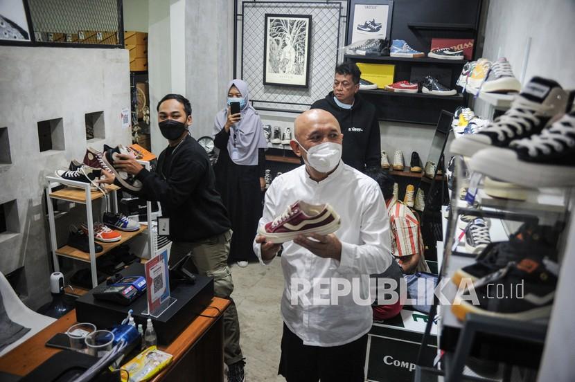 Menteri Koperasi dan UKM Teten Masduki melihat salah satu produk UKM saat berdialog dengan pelaku usaha di The Hallway Kosambi, Bandung, Jawa Barat, Sabtu (3/4).
