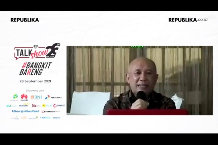 Menteri Koperasi dan UKM Teten Masduki memberikan paparannya secara daring saat menjadi pembicara pada acara Talkshow Bangkit Bareng yang diadakan dalam rangka HUT ke 26 Republika.co.id di Jakarta, Selasa (28/9/2021).