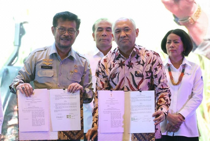 Menteri Koperasi dan UKM Teten Masduki menandatangani MoU dengan Menteri Pertanian Syahrul Yasin Limpo terkait pengembangan Korporasi Petani Berbasis Koperasi dalam Rangka Industrialisasi Pertanian, dalam acara Rakernas Pembangunan Pertanian Tahun 2020, di Jakarta, Senin (27/1). 