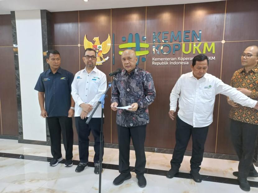Menteri Koperasi dan UKM Teten Masduki menerima PT Riset Perkebunan Nusantara dalam rangka penyerahan Detail Enginering Design (DED) dan RAB Pabrik Minyak Makan Merah di Gedung Kemenkop, Jakarta, Senin (12/9).