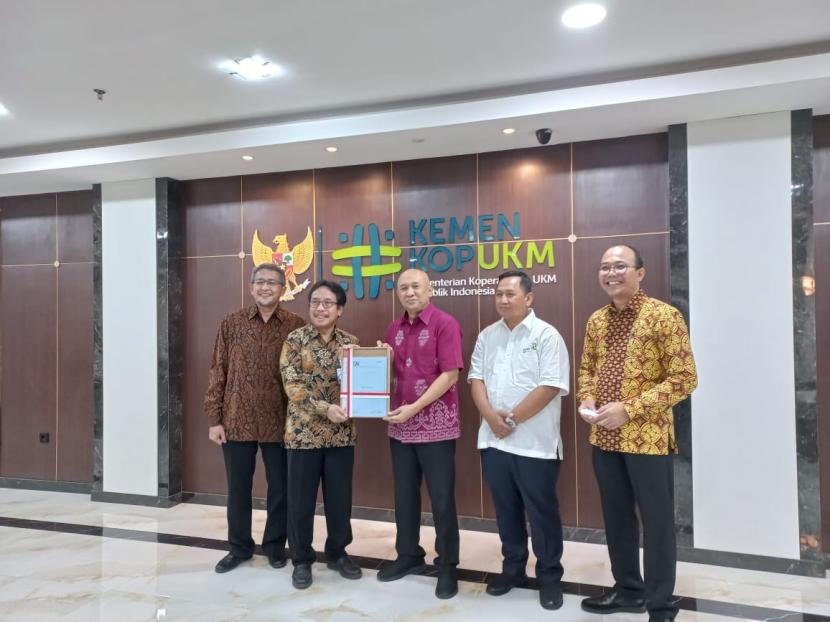 Menteri Koperasi dan UKM Teten Masduki menerima Standar Nasional Indonesia (SNI) minyak makan merah produksi koperasi dari Badan Standardisasi Nasional (BSN) di Jakarta, Selasa (4/10). 