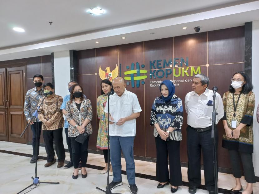 Menteri Koperasi dan UKM Teten Masduki menggelar konferensi pers terkait digitalisasi UMKM di Jakarta, Selasa (1/11).