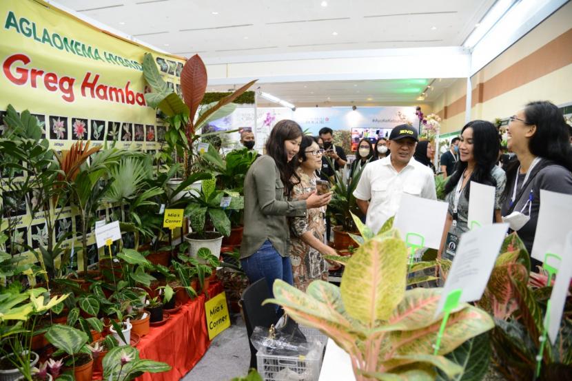 Menteri Koperasi dan UKM Teten Masduki mengunjungi Ajang Floriculture Indonesia International (FLOII) Convex 2022 yang dihelat di Hall A Jakarta Convention Center (JCC), Jakarta, pada Sabtu (15/10).