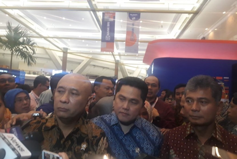 Menteri Koperasi dan UKM Teten Masduki, Menteri BUMN Erick Thohir, dan Dirut BRI Sunarso saat UMKM Expo BRILianpreneur di JCC, Jakarta, Jumat (20/12).