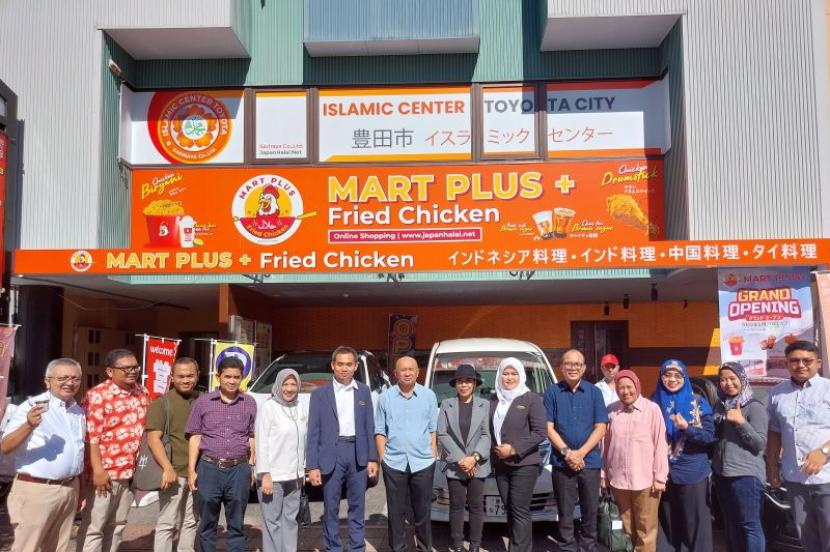 Menteri Koperasi dan UKM Teten Masduki (tengah) saat berkunjung ke pelopor bisnis makanan halal Indonesia di Jepang bernama Sariraya, Jepang, Selasa (1/8/2023).
