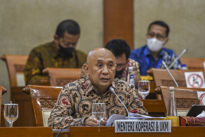 Menteri Koperasi dan UMKM Teten Masduki mengikuti rapat kerja dengan Komisi VI DPR di Kompleks Parlemen, Senayan, Jakarta, Selasa (6/9/2022). 