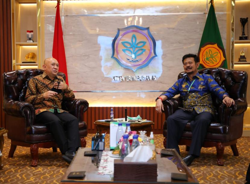 Menteri Koperasi dan Usaha Kecil dan Menengah (Menkop UKM), Teten Masduki bersama Menteri Pertanian (Mentan), Syahrul Yasin Limpo.