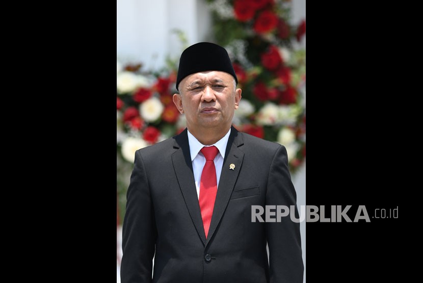 Menteri Koperasi dan Usaha Kecil dan Menengah Teten Masduki bersiap mengikuti foto bersama seusai pelantikan menteri Kabinet Indonesia Maju di Beranda Istana Merdeka, Jakarta, Rabu (23/10/2019). 