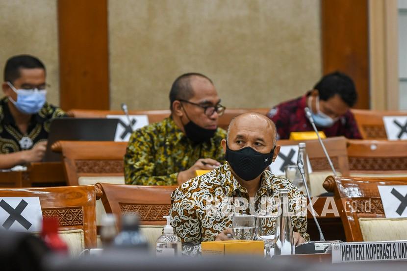 Menteri Koperasi dan Usaha Kecil dan Menengah (UKM) Teten Masduki (kedua kanan) mengikuti rapat kerja dengan Komisi VI DPR, di Kompleks Parlemen, Senayan, Jakarta, Kamis (21/1/2021). 