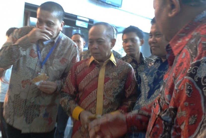 Menteri Koperasi dan Usaha Kecil Menengah Indonesia, Syarief Hasan saat membuka program Alfamart dan BRI