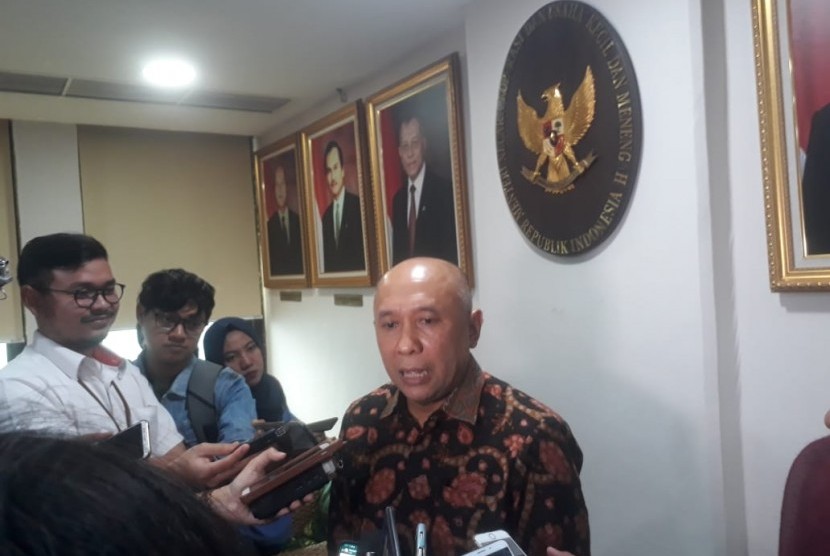 Menteri Koperasi dan Usaha Kecil Menengah (UKM) Teten Masduki menjawab pertanyaan wartawan di Gedung Kementerian Koperasi dan UKM, Jakarta, Selasa, (5/11).