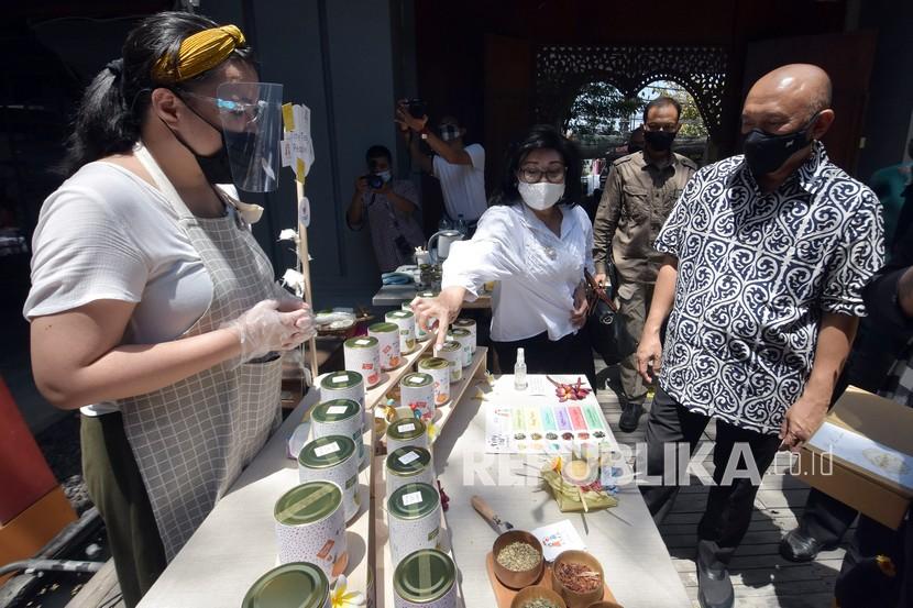 Menteri Koperasi dan Usaha Kecil Menengah (UKM) Teten Masduki (kanan) meninjau produk UMKM Bali yang dipamerkan saat kunjungan kerja di Rumah Sanur, Denpasar, Bali, Ahad (6/9/2020). Kegiatan tersebut sebagai stimulus untuk mendorong kreativitas dan inovasi UMKM Bali dalam upaya mengangkat daya tawar produk ke posisi yang lebih baik di masa pandemi COVID-19. 