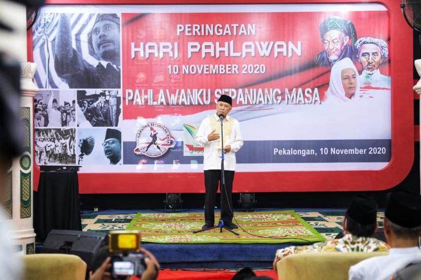  Menteri Koperasi dan Usaha Kecil Mikro (UKM) Teten Masduki saat acara launching Koperasi JATMAN (Jam’iyyah Ahlith Thariqah aI-Muktabarah an-Nahdliyah), di sela-sela peringatan Hari Pahlawan, di Kota Pekalongan, Jawa Tengah, Selasa (10/11).