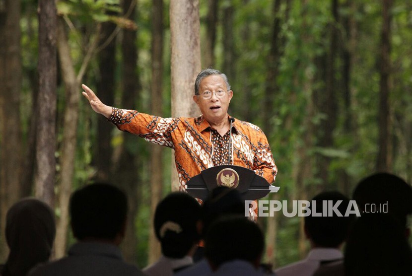 Menteri Kordinator Perekonomian Darmin Nasution berdialog dengan petani saat penyaluran SK Izin Pemanfaatan Hutan Perhutanan Sosial (IPHPS) di Tuban, Jawa Timur, Jumat (9/3).