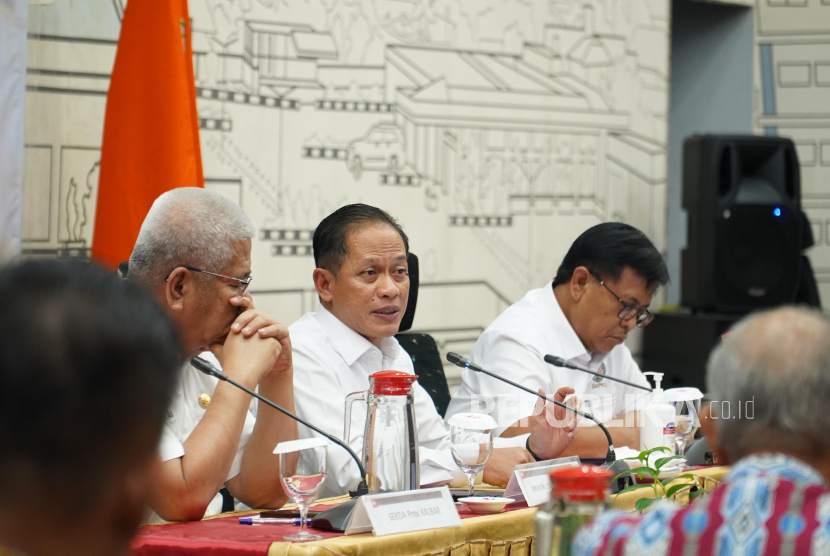 Menteri LH Hanif Faisol Nurofiq (tengah)