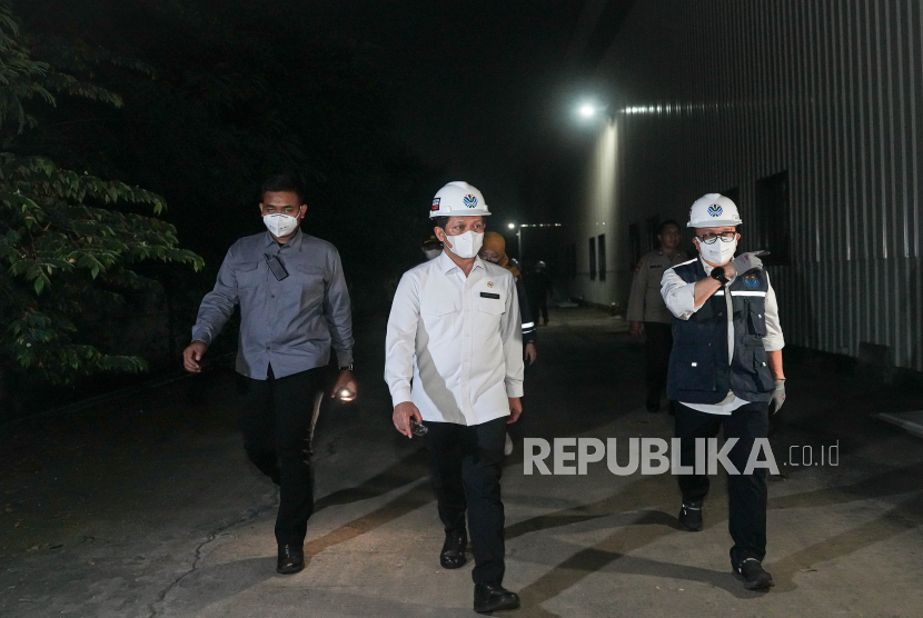 Menteri LH Hanif Faisol saat melakukan inspeksi ke pabrik di Kabupaten Bekasi, Jawa Barat.