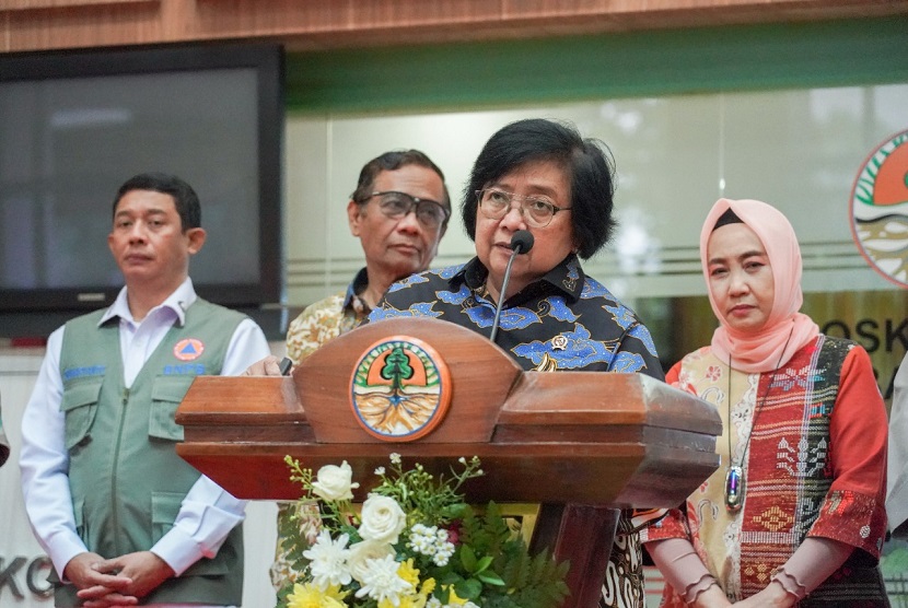 Menteri Lingkungan Hidup dan Kehutanan Siti Nurbaya memberikan apresiasi kepada Pemerintah Daerah yang meraih Nilai Indeks Kualitas Lingkungan Hidup dan Indeks Respon Kinerja Daerah terbaik serta komunitas masyarakat. 