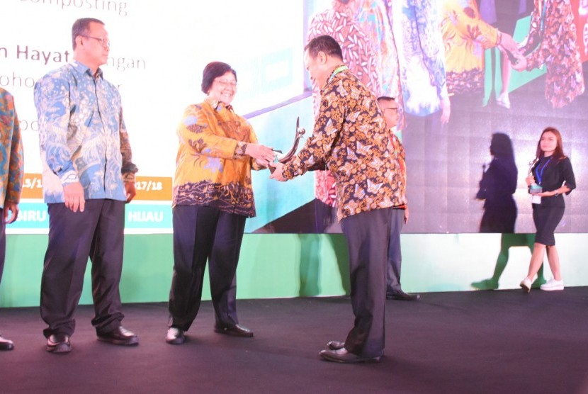 Menteri LHK Siti Nurbaya Bakar menyerahkan penghargaanb prooer hijau kepada Uray Azhari, Direktur PT Polytama Propindo, Kamis sore (27/12) di Birawa Assembly Hall, Hotel Bidaara Grand Pancoran, Jakarta. 