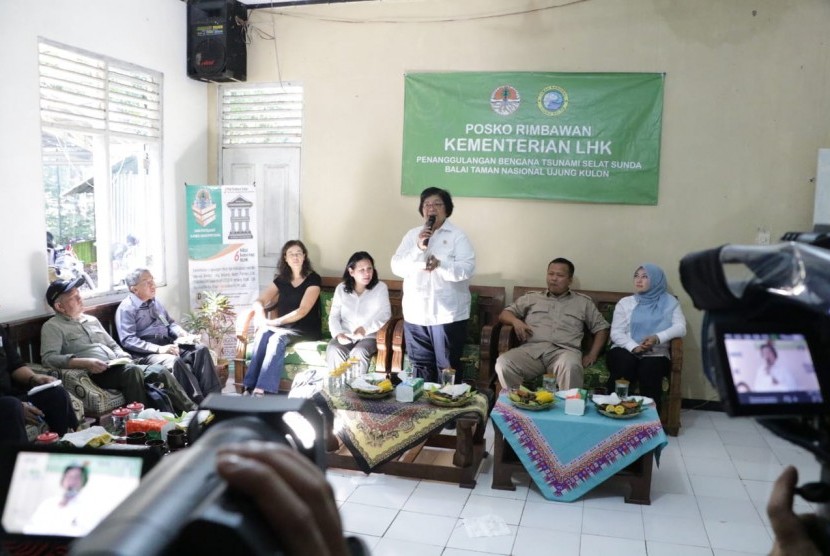 Menteri LHK Siti Nurbaya Bakar saat berdialog dengan masyarakat di  Kantor Seksi Pengelolaan Wilayah III Taman Nasional Ujung Kulon, Sumur,  Banten pada Jumat (11/1). 