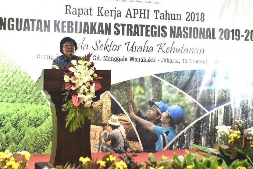 Menteri LHK Siti Nurbaya Bakar saat membuka Rapat Kerja Nasional Asosiasi Pengusaha Hutan Indonesia (Rakornas APHI), di Jakarta, Rabu (13/11)