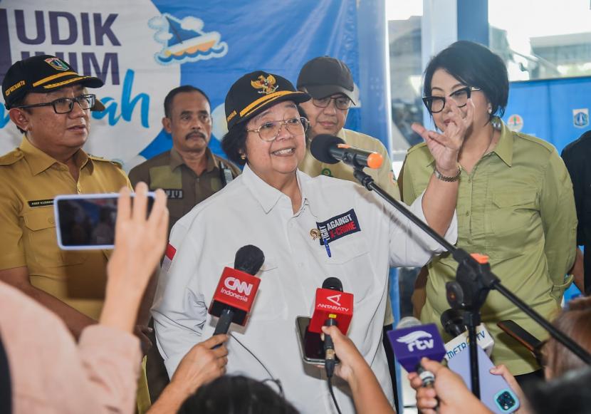 Menteri LHK Siti Nurbaya  berbicara kepada media saat melakukan peninjauan arus mudik di Terminal Pulo Gebang Jakarta Timur, Selasa, (18/04/2023). 