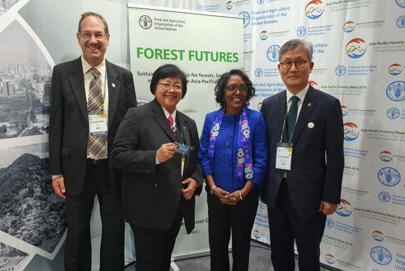 Menteri LHK Siti Nurbaya bersama Thomas Hoffer (Sekretaris APFC), Kundhavi Kadiresan (ADG FAO), dan Kim Jae Hyun (Menteri Kehutanan Rep Korea) di Asia-Pacific Forestry Week (APFW) 2019.