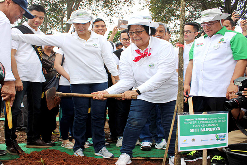  Menteri LHK Siti Nurbaya didampingi Gubernur Jabar Ahmad Heryawan dan Menteri BUMN Rini Soemarno menandai penanaman 10 ribu pohon.