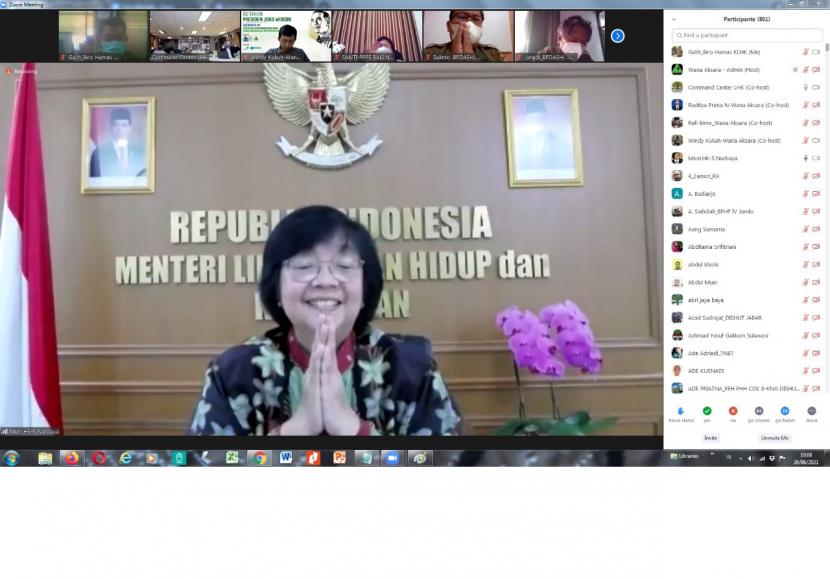 Menteri LHK Siti Nurbaya ketika menjadi pembicara pada Webinar 60 Tahun Presiden Joko Widodo yang diselenggarakan oleh Dewan Kehutanan Nasional (DKN) bersama Wana Aksara Institute secara daring dari Jakarta, Senin, (28/6)