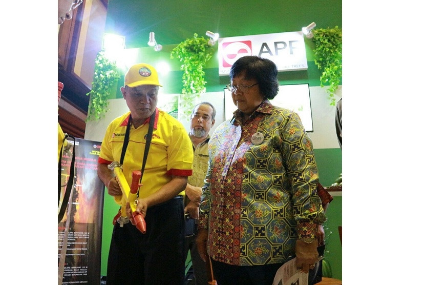 Menteri LHK Siti Nurbaya melihat salah satu stand dalam pameran Hari Hutan Internasional 