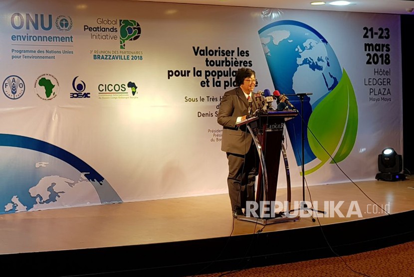 Menteri LHK Siti Nurbaya memberikan paparan dalam pertemuan tingkat tinggi sebagai rangkaian pertemuan Mitra Kerja Global Peatland Initiative (GPI) di Brazzaville, Republik Kongo, Kamis (22/3) waktu setempat. 
