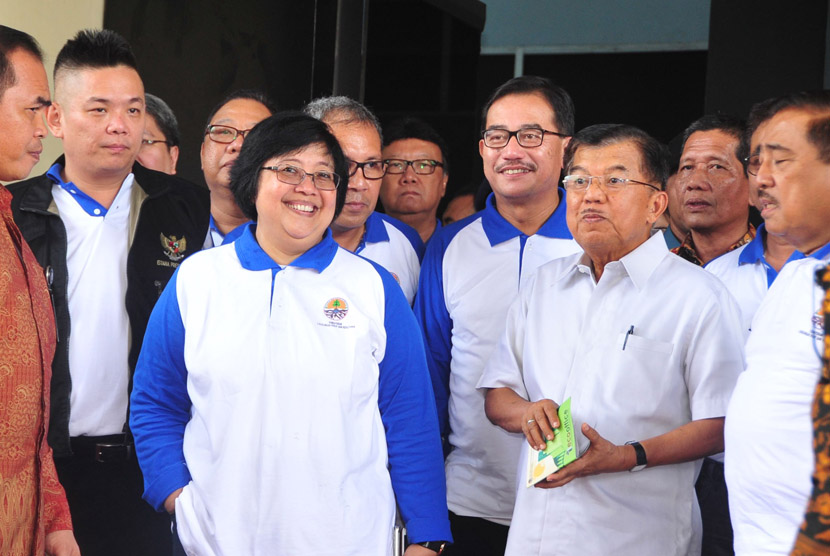 Menteri LHK Siti Nurbaya mendampingi Wakil Presiden Jusuf Kalla melihat program-program pengelolaan sampah pada acara Hari Peduli Sampah Nasional di Makassar, Sabtu (5/3).