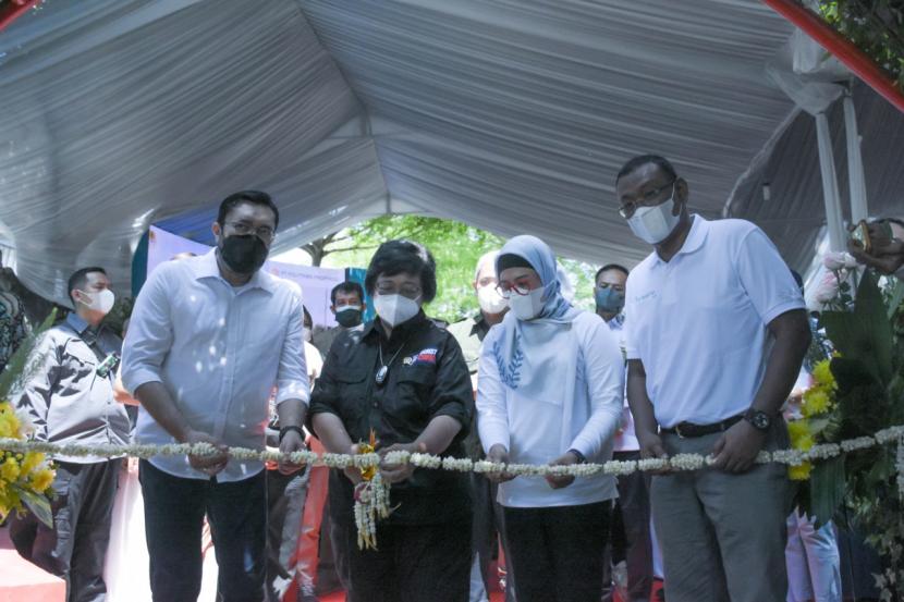 Menteri LHK Siti Nurbaya meresmikan Taman Ekoriparian Tjimanoek Lama. 