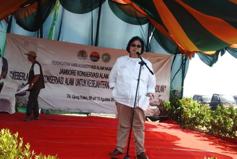 Menteri LHK, Siti Nurbaya saat membuka acara Jambore Konservasi Alam di Ujung Kulon, Banten, Sabtu (8/8).