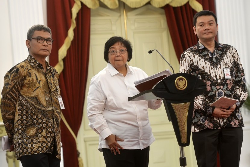 Kepala Badan Restorasi Gambut Nazir Foead (kanan) bersama Menteri LHK Siti Nurbaya (tengah) dan Juru Bicara Presiden Johan Budi (kiri).