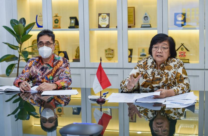Menteri LHK Siti Nurbaya (kanan)