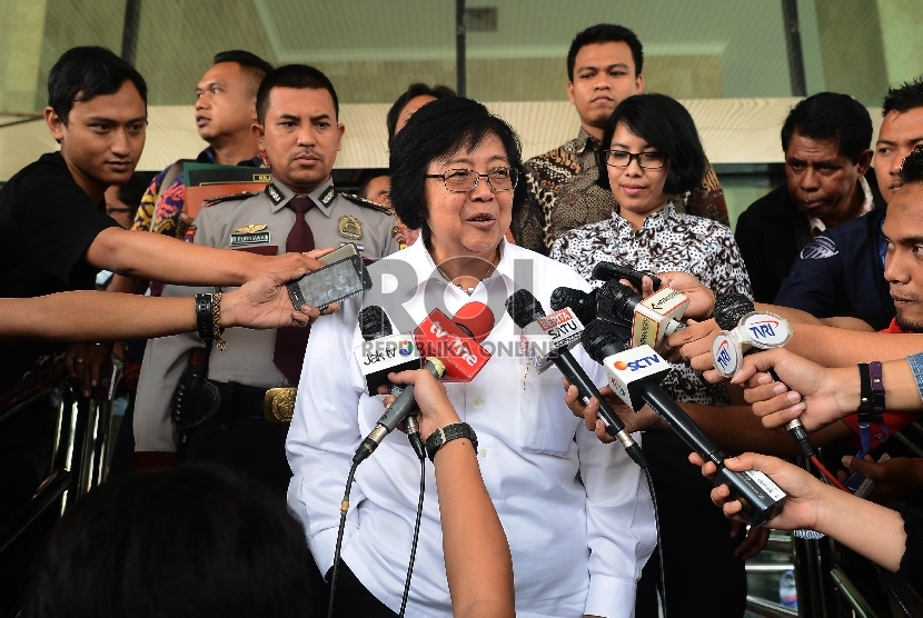  Menteri Lingkungan Hidup dan Kehutanan (LHK) Siti Nurbaya memberikan keterangan kepada wartawan seusai mengadakan pertemuan dengan Pimpinan KPK di Jakarta, Jumat (21/8).