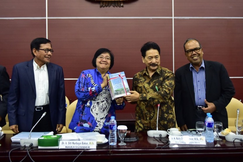 Menteri Lingkungan Hidup dan Kehutanan (LHK) Siti Nurbaya Bakar (kedua kiri) berfoto bersama usai rapat pleno bersama Lembaga Pengkajian MPR, di Gedung MPR Senayan, Jakarta, Rabu (4/7).