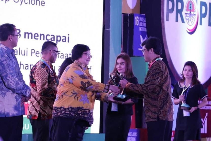 Menteri Lingkungan Hidup dan Kehutanan (LHK) Siti Nurbaya Bakar saat memberikan penghargaan pada acara penganugerahan Proper Kementerian LHK  tahun 2018 kepada 20 perusahaan peringkat Proper Emas di Jakarta, Kamis (27/12) malam.