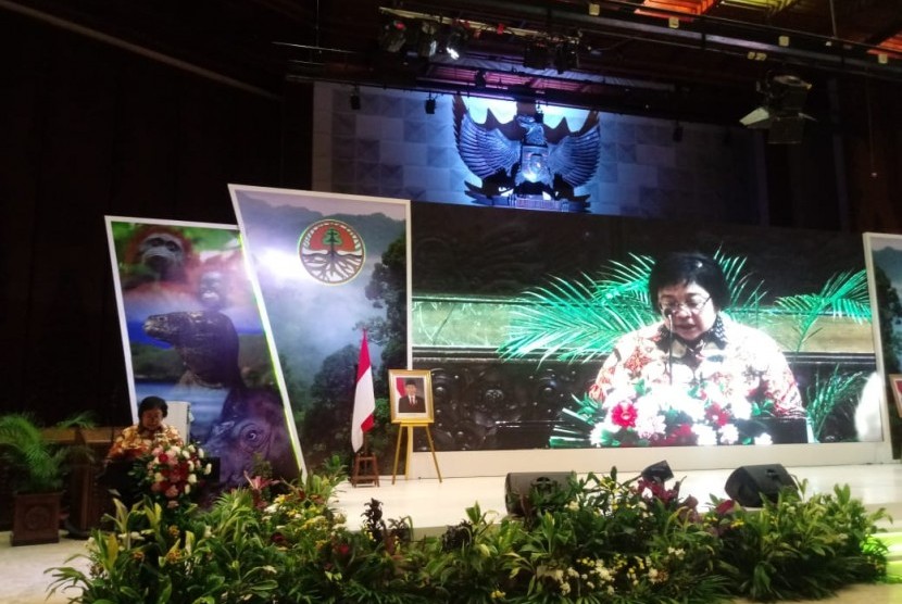 Menteri Lingkungan Hidup dan Kehutanan (LHK) Siti Nurbaya Bakar dalam acara Dialog Refleksi Kinerja 2018 untuk Peningkatan Kerja Tahun 2019 di Gedung Kementerian LHK, Jakarta, Senin (31/12). 