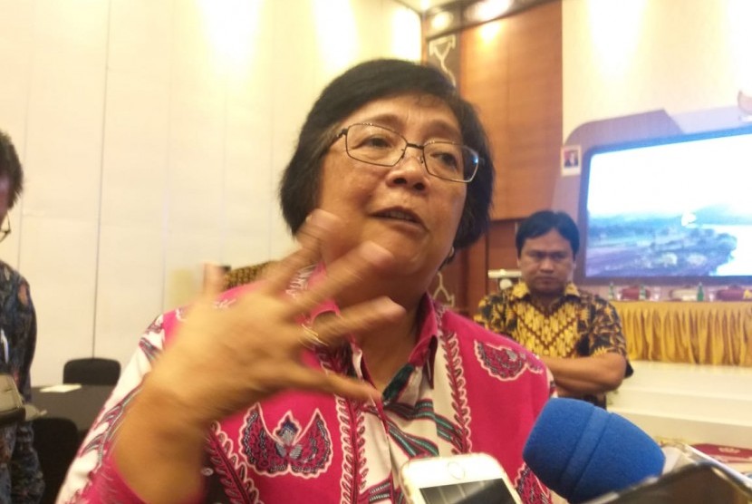 Menteri Lingkungan Hidup dan Kehutanan (LHK) Siti Nurbaya Bakar saat diwawancari wartawan di Hotel Sahid Yogyakarta, Sabtu (29/2).